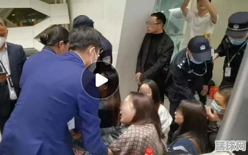 男子飞机上巧遇无陪旅客小孩姐